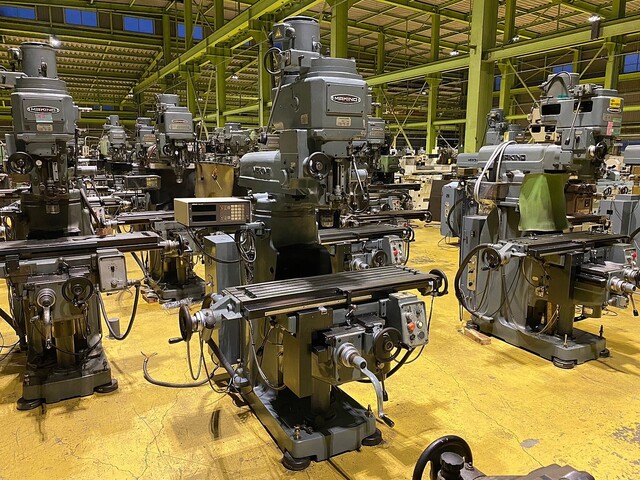 MAKINO KVJP-55 Vertical Milling Machine Image 2