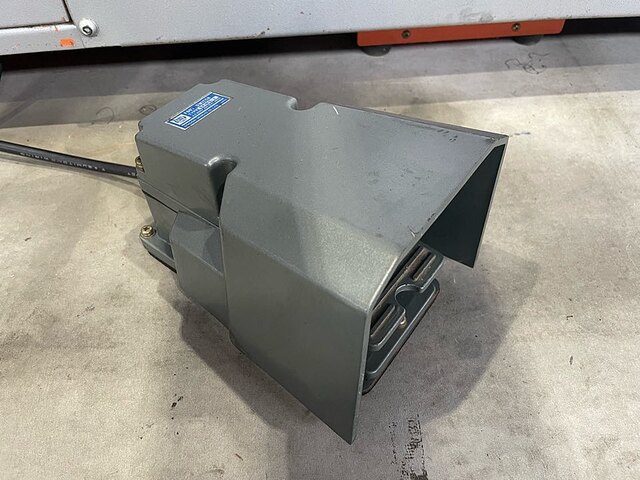 AIZAWA TEKKOSHO AD-525 Shearing Machine Image 10
