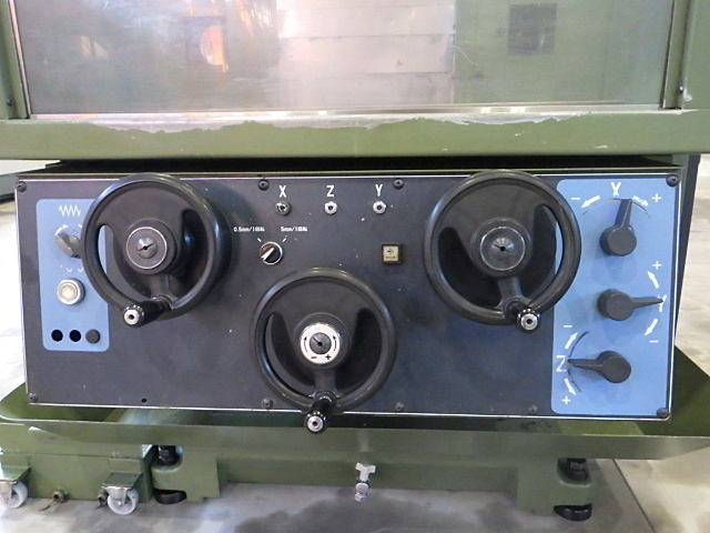 MAKINO KEV-55 NC Vertical Milling Machine Image 8