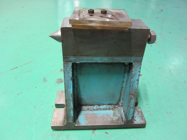   　 Revolving Center/Live Center Image 1
