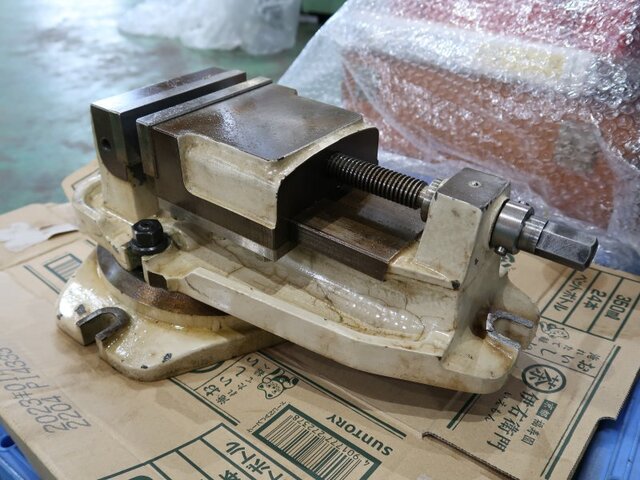 MAKINO KGJP-55 Vertical Milling Machine Image 29