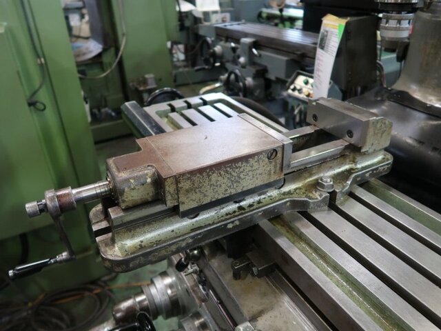 MAKINO KJP Vertical Milling Machine Image 18