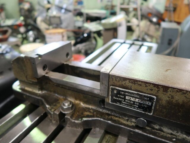 MAKINO KJP Vertical Milling Machine Image 20
