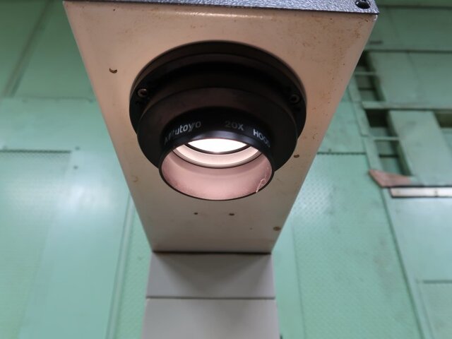 Mitutoyo PV-600A Projector Image 3