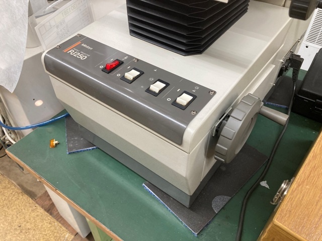 Mitutoyo PJ-250 Projector Image 4
