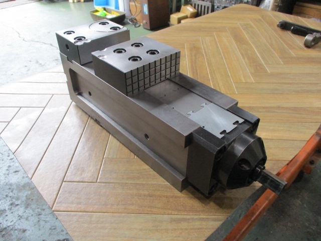 津田駒工業 VP-100 バイス の画像 2枚目