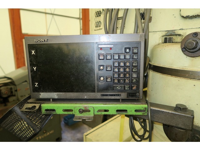MAKINO KGA-55 Vertical Milling Machine Image 2