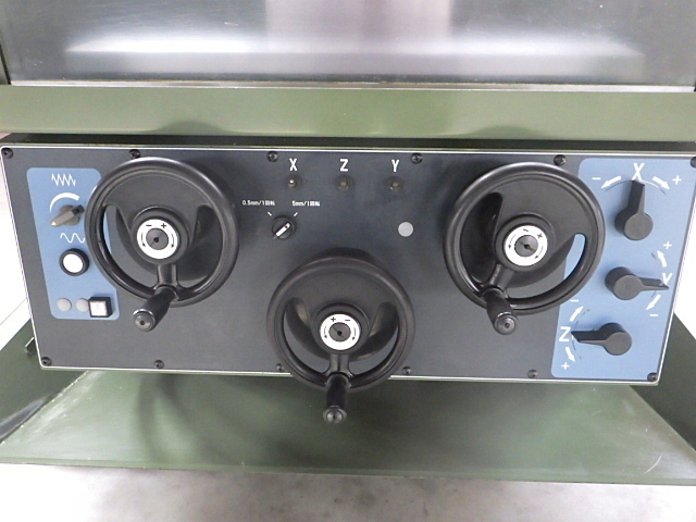 MAKINO KE-55 NC Vertical Milling Machine Image 5