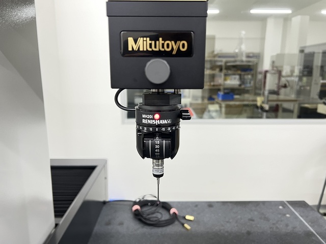 ミツトヨ CRYSTA-Apex V7106 三次元測定機 の画像 3枚目