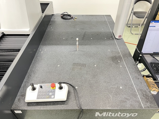 ミツトヨ CRYSTA-Apex V7106 三次元測定機 の画像 5枚目