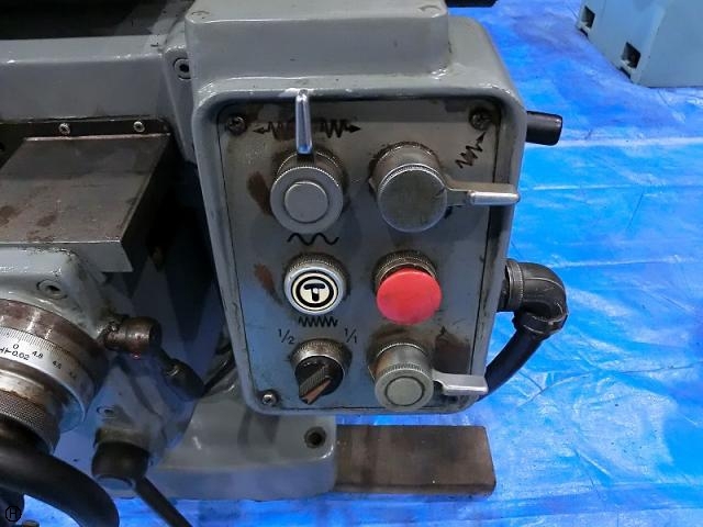 MAKINO 2KGA Vertical Milling Machine Image 4