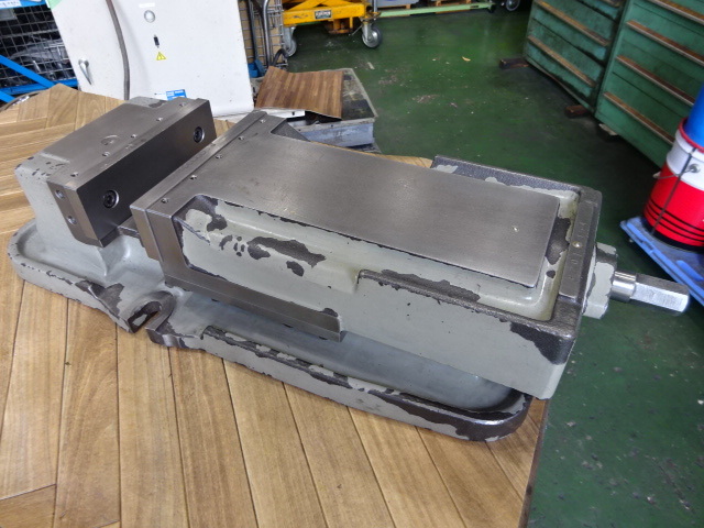 TSUDAKOMA VR-200 Vice Image 1