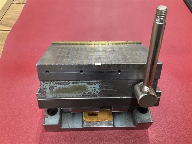  129×69×全高82mm 一部欠けあり Magnet Chuck Image 1