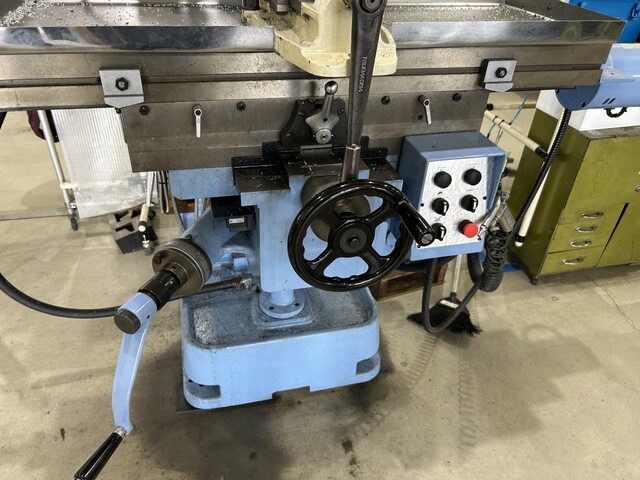 Iwashita NK-1R Vertical Milling Machine Image 4