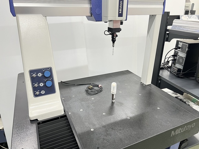 Mitutoyo Crysta-Plus M544(No.196-505) CMM Image 2
