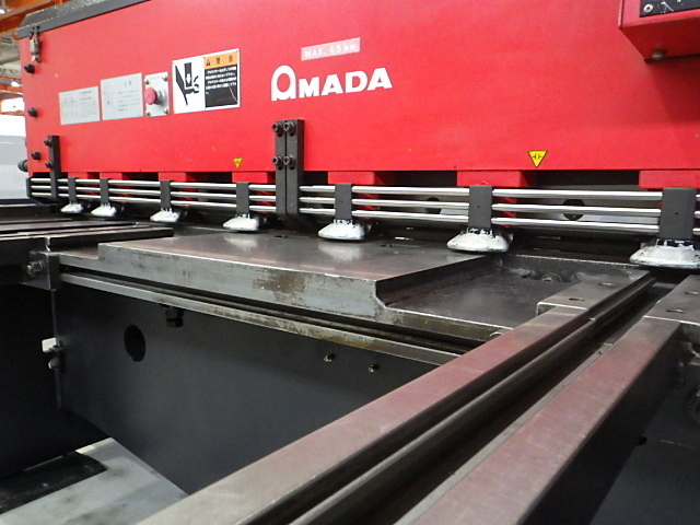 AMADA M2045 Shearing Machine Image 3