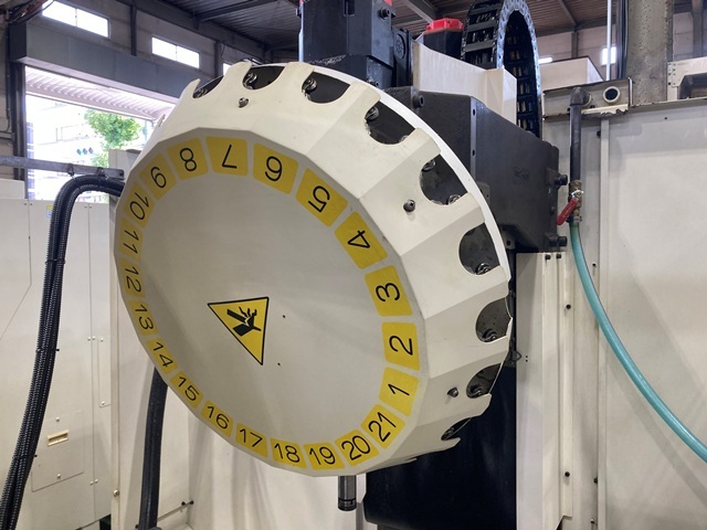 FANUC α-T21iFLa Vertical Machining Center Image 3