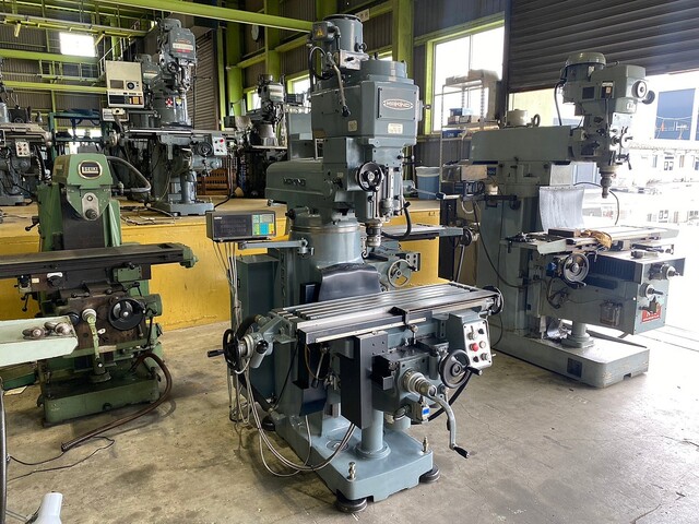 MAKINO KVJP-55 Vertical Milling Machine Image 2