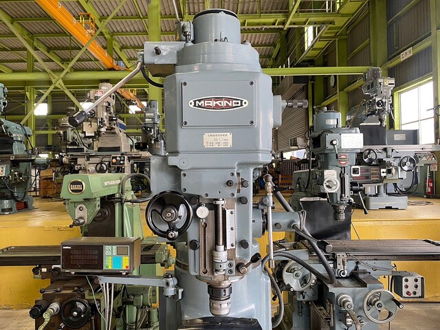 MAKINO KVJP-55 Vertical Milling Machine Image 4
