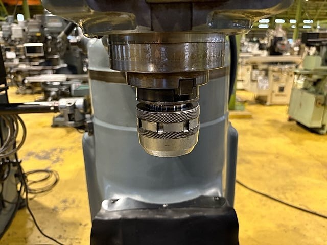 MAKINO KVP-55 Vertical Milling Machine Image 4