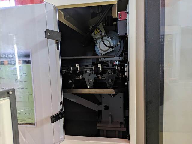 MAKINO V33i Vertical Machining Center Image 9