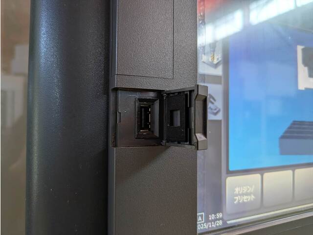 MAKINO V33i Vertical Machining Center Image 10