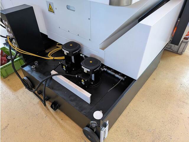 ヤマザキマザック VARIAXIS J-500 門型マシニングセンタ/五面加工機 の画像 6枚目