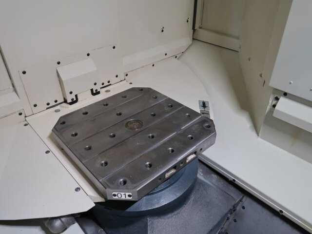 MAKINO a40 Horizontal Machining Center Image 4