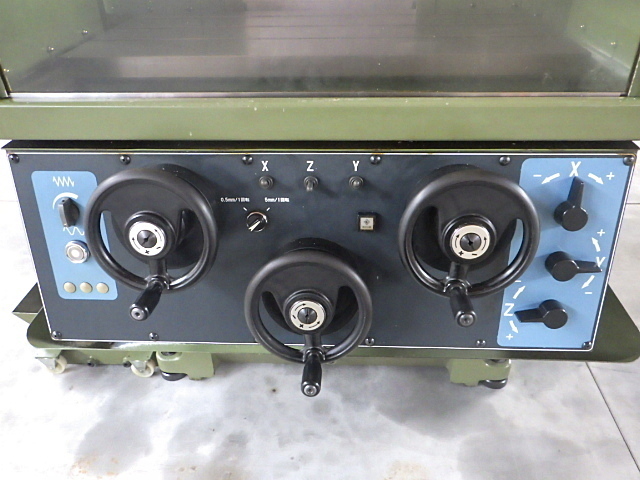 MAKINO KEV-55 NC Vertical Milling Machine Image 8