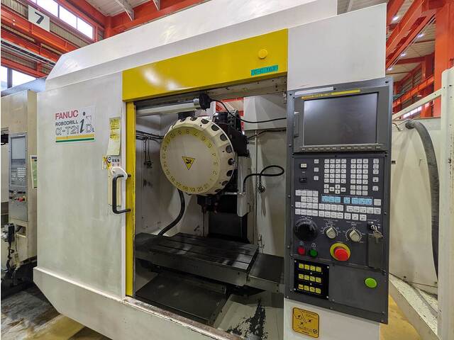 FANUC α-T21iDL Vertical Machining Center Image 2