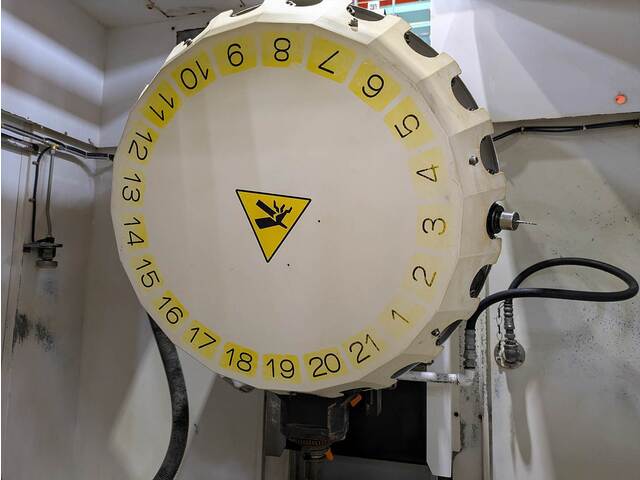 FANUC α-T21iDL Vertical Machining Center Image 5