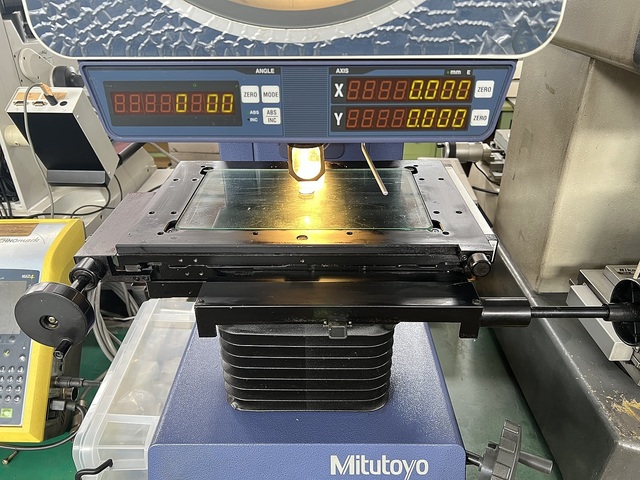 Mitutoyo PJ-A3000 Projector Image 3