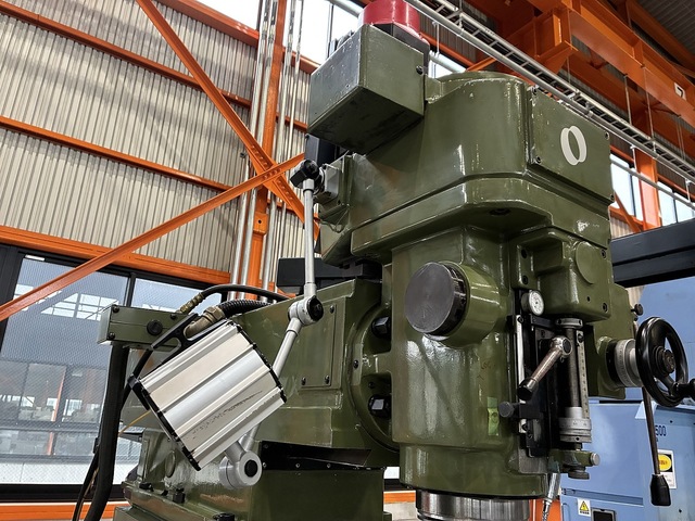 MAKINO AEV5-85 NC Vertical Milling Machine