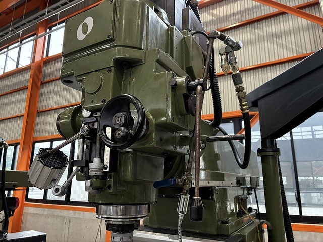 MAKINO AEV5-85 NC Vertical Milling Machine