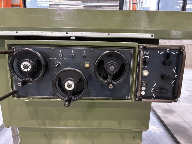 MAKINO AEV5-85 NC Vertical Milling Machine