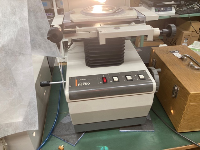Mitutoyo PJ-250 Projector Image 2