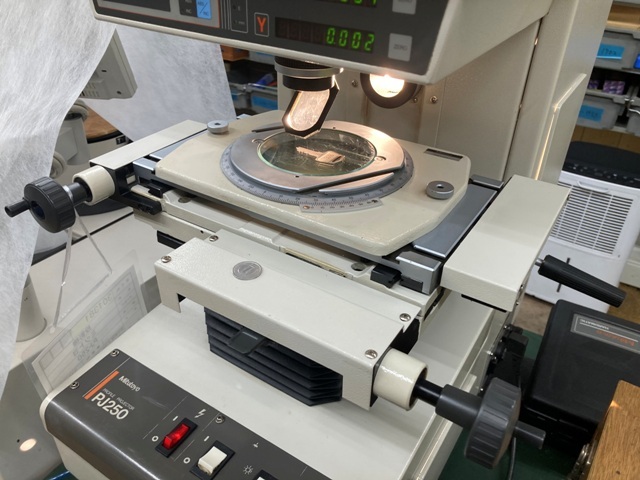 Mitutoyo PJ-250 Projector Image 3