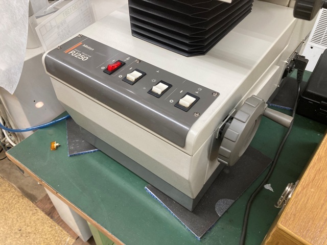 Mitutoyo PJ-250 Projector Image 4