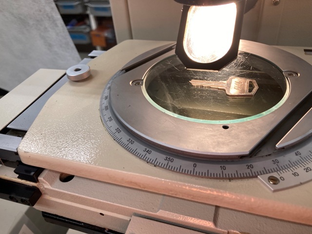 Mitutoyo PJ-250 Projector Image 5