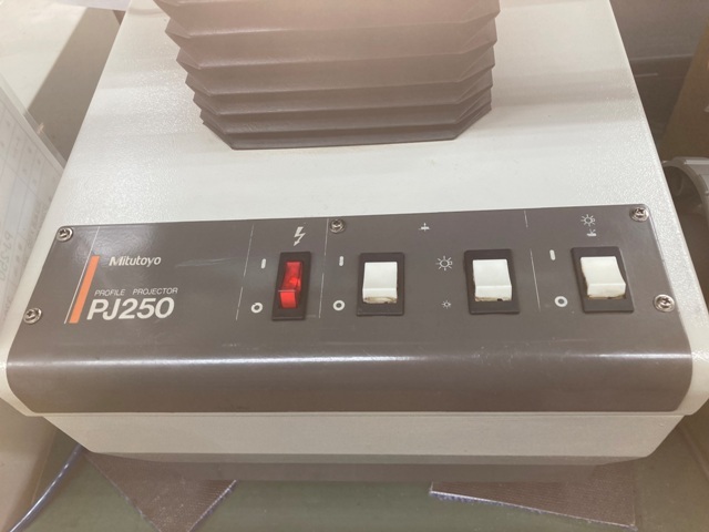 Mitutoyo PJ-250 Projector Image 6