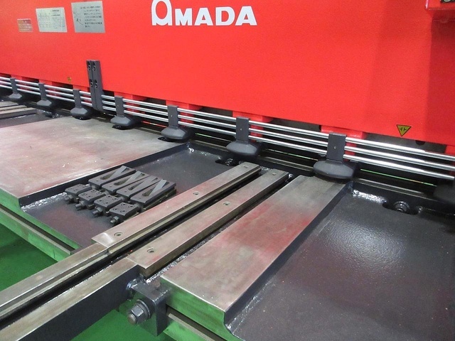 AMADA M-3045 Shearing Machine Image 4