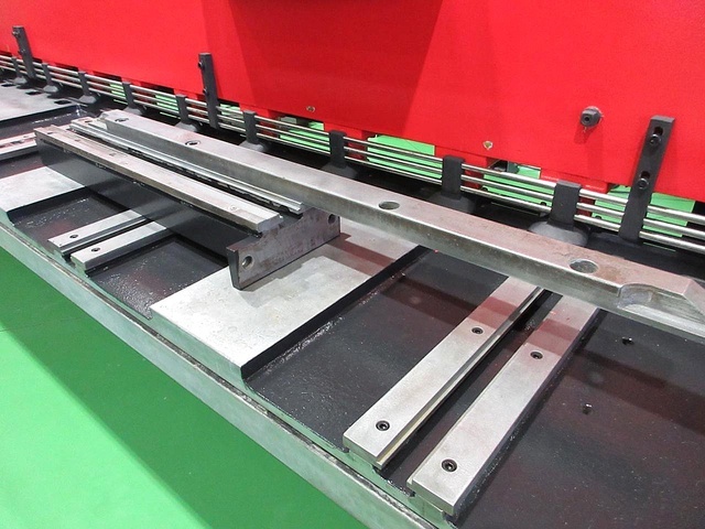AMADA M-4045 Shearing Machine Image 5