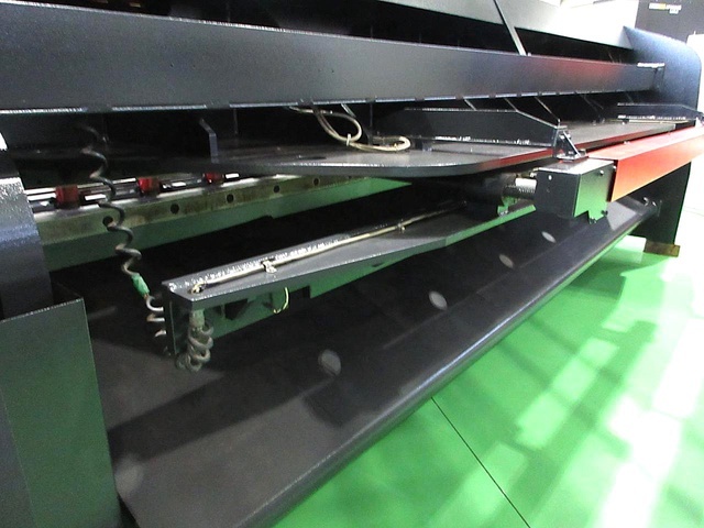 AMADA M-4045 Shearing Machine Image 7