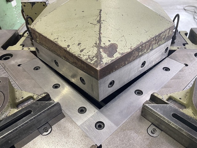 Komatsu SHG-3C-220 Corner Shear Image 3
