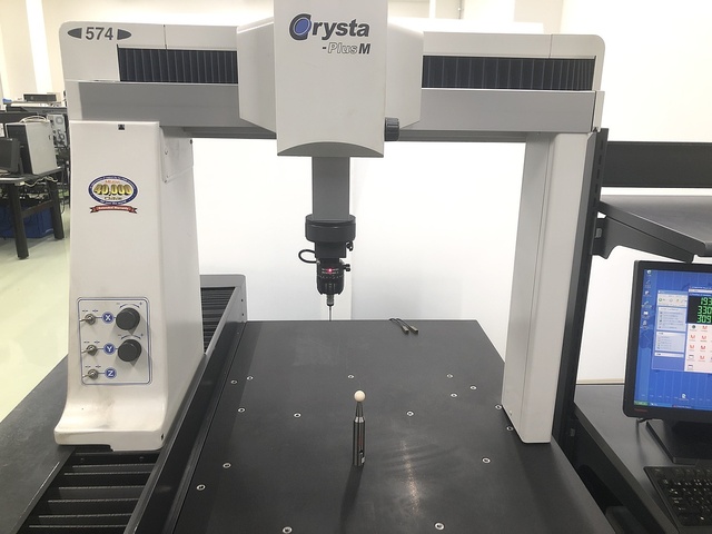 ミツトヨ Crysta-Plus M574 三次元測定機 の画像 3枚目