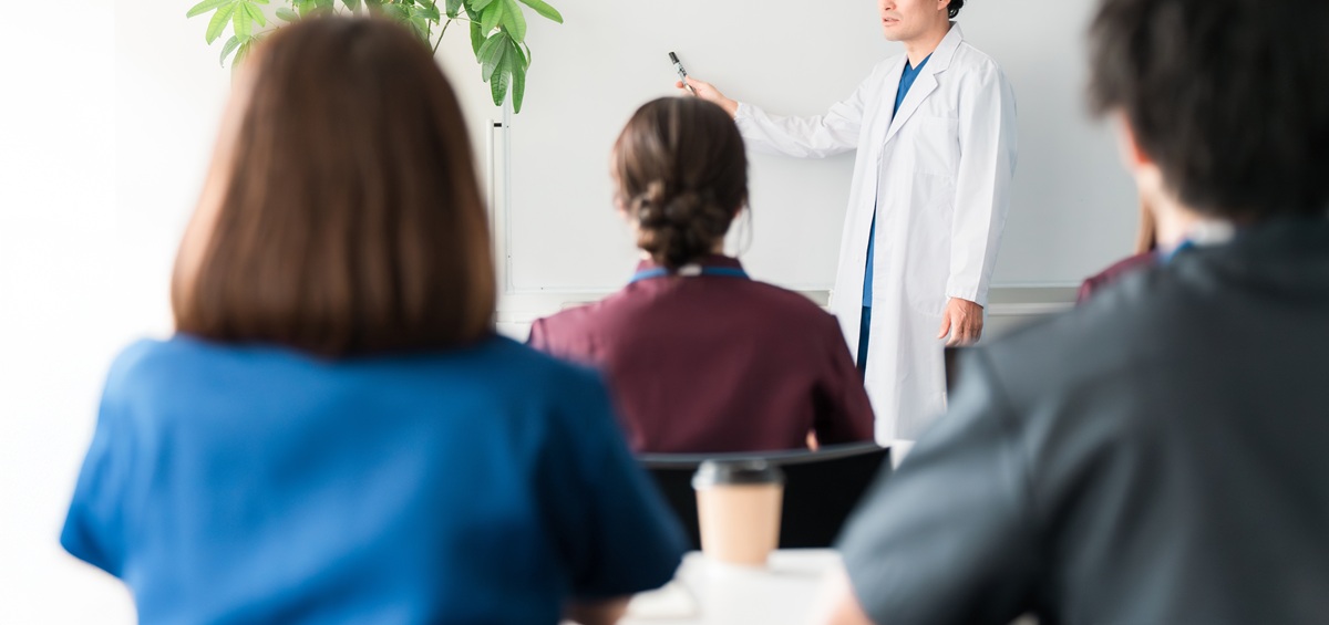 セミナーをひらく医師