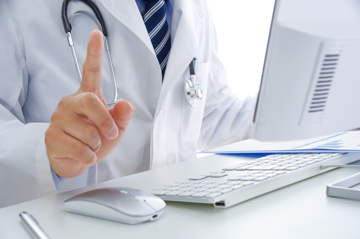 ポイントを言う医師