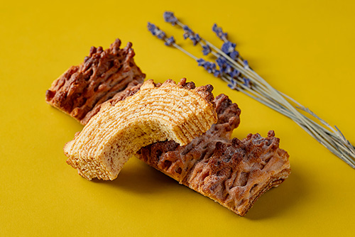 外はサクッと香ばしく、中はもっちりセミハードな新食感バウムのイメージ