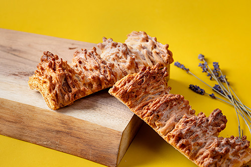 外はサクッと香ばしく、中はもっちりセミハードな新食感バウムのイメージ