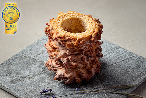 外はサクッと香ばしく、中はもっちりセミハードな新食感バウムのイメージ